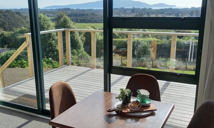 Waikanae Cabaña | MAGNOLIA COTTAGE, BREAKFAST & WI-FI INCLUDED!