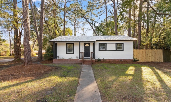 Brunswick Casa | Magnolia Cottage - Near Islands, Hospital
