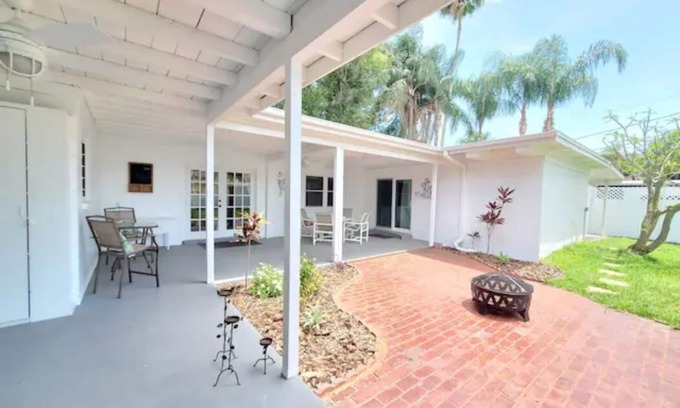 St. Petersburg - Clearwater Casa | Magnolia home in the heart of Saint Petersburg