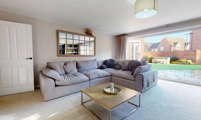 Royal Leamington Spa Casa | Magnolia House four bedroom furnished short stay home