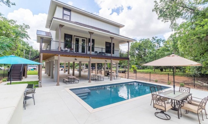 New Braunfels Casa | Magnolia River Haus*Heated Pool/Comal River Access*Walk to Downtown NBTX