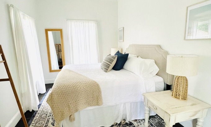 Biloxi Hotel | Mockingbird Inn- Magnolia Suite