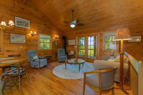 Pisgah Forest Casa | Mai`s Rock Cabin with view