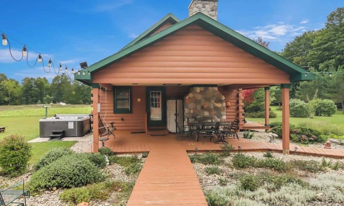 Beulah Cabina | Main Cabin Only Close to Crystal Mt with Hot Tub