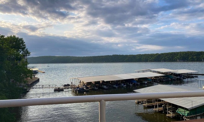 Osage Beach Condominio | Main Channel Views on the water at Breakwater Bay +Slip