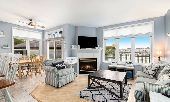 Manistee Condominio | Main Floor Poolside Retreat