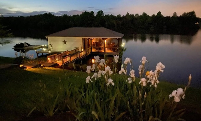 Livingston Casa | Más de 400 pies de costa en el lado público del lago Anna