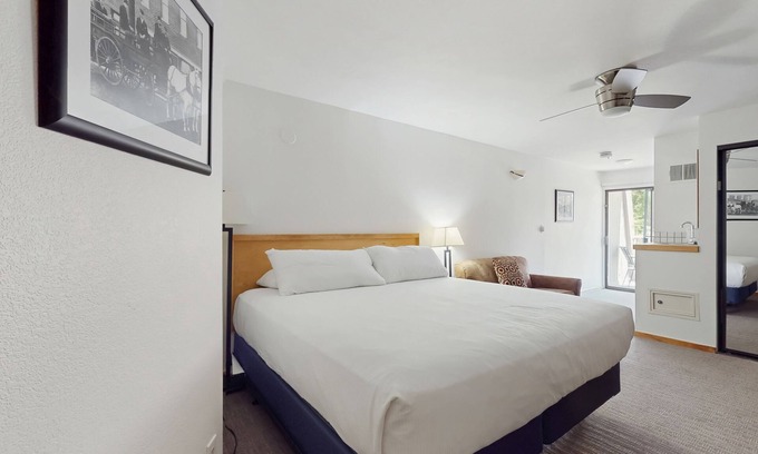 West End Cabina | Main St. gem - pool & hot tub - walk to lifts, dog-friendly, private balcony