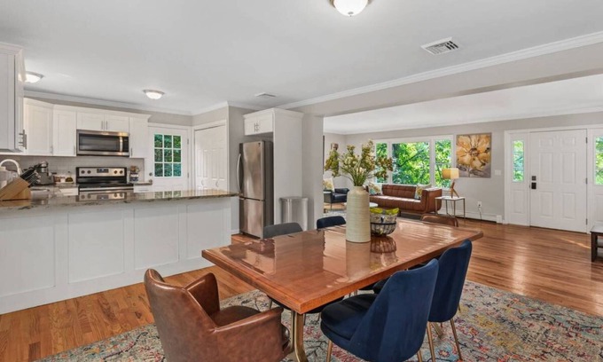 Westport Casa | Main Street Westport, walk to shops, dining, downtown
