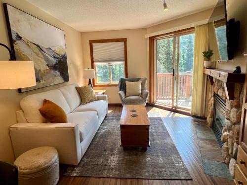Sun Peaks Apartamento | Main Village, Ski-in Ski-out, Hot Tub, Condo