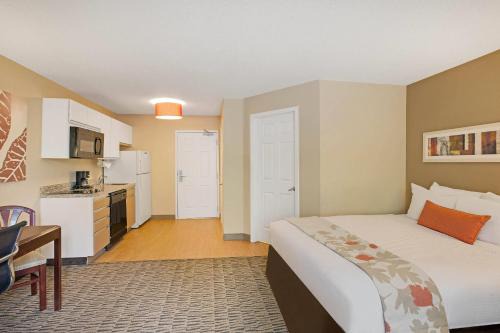 Auburn Hills Hotel | MainStay Suites Detroit Auburn Hills