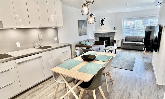 Village North Condominio | MainVillage! 2 Bedroom, 2 Bathroom, A/C, KingBed, Laundry, Parking, EV Charging!