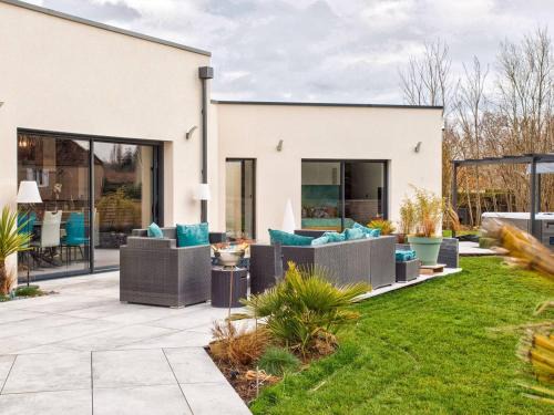 Ranville Casa | Maison élégante avec jacuzzi, confort moderne et histoire à Ranville - FR-1-788-44
