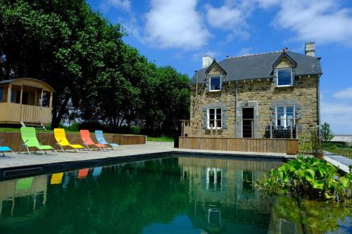 Laurenan Casa | Maison 12 couchages, roulottes et piscine naturelle