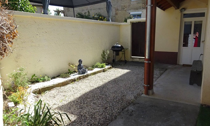 Villemoirieu Casa | Maison 2 chambres d'hotes with large garden in quiet stone village.