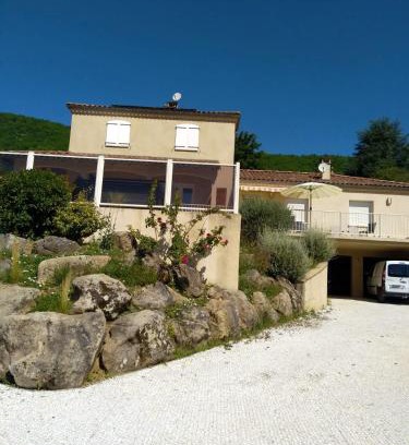 Nant Casa | Maison accueillante à Nant avec piscine partagée