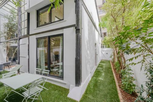 14th Arrondissement Casa | Maison Alcôme - Elegant Artist's Residence with Private Garden