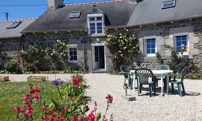 Hillion Casa | Maison Ancienne Bord de Mer, Plage 400 m, 9 Personnes, Baie de Saint Brieuc