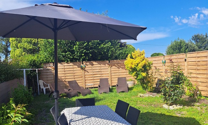 Saint-Seurin-de-Bourg Casa | Maison au Calme Avec Jardin Clos