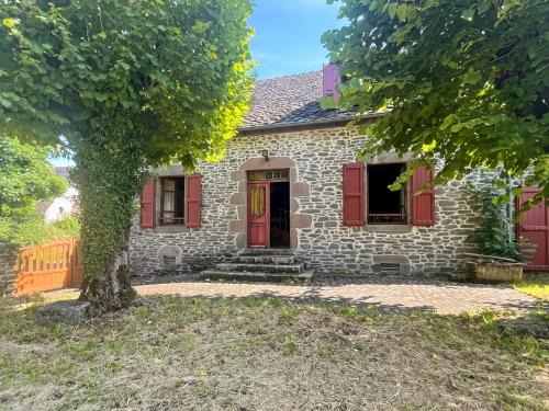 Drugeac Casa | Maison Auvergnate à côté de Salers - 4 chambres - parking, garage - jardin - salle de jeux