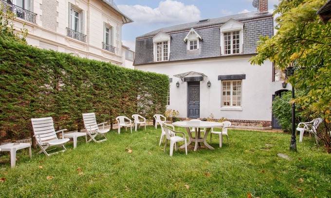 Deauville City Centre Villa | Maison Avec Jardin en Plein Cœur de Deauville. Proche de Restaurants et Plage