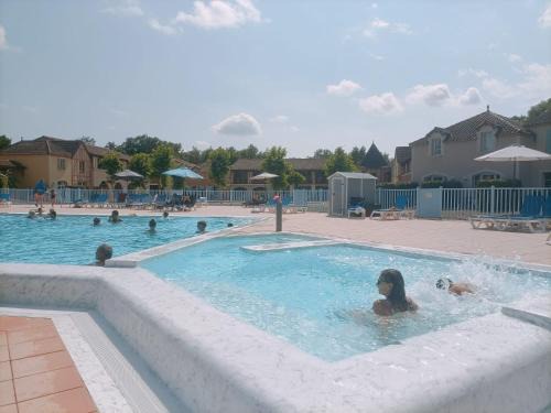 Monflanquin Casa | Maison avec piscine chauffée en résidence, 4 ou 5 pers, RDC, lac et nature