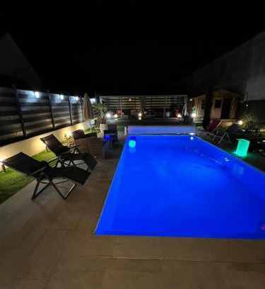 Saran Casa | Maison avec piscine chauffée jacuzzi a1 heure paris 10 mn du centre ville