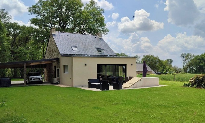 Grand-Champ Casa | Maison Bretonne Rénovée à 20 min des Plages, Parking Privé