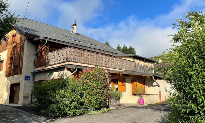 Gilly-sur-Isere Casa | Maison Campagne, Terrasse et Jardin, Proche de Toutes Commodités. Local Sécurisé