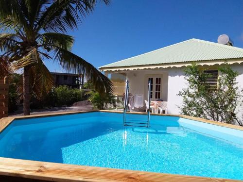 Damencourt Casa | Maison chaleureuse à Le Moule avec piscine partagée