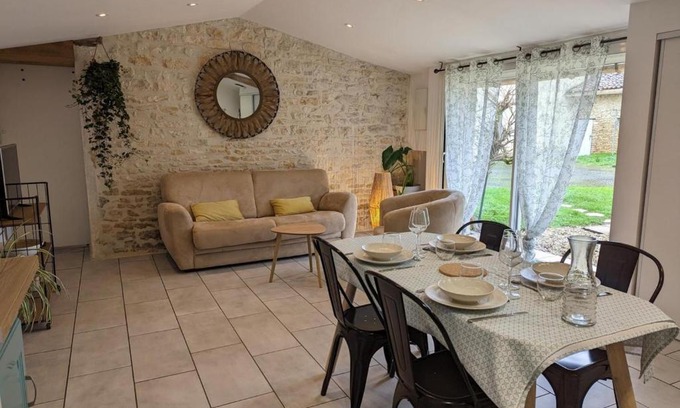 Aunac-sur-Charente Casa | Maison charentaise avec piscine chauffée, jardin privé et proche commerces, idéale pour couples - FR-1-653-228