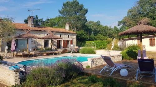 Bussac-Foret Casa | Maison charmante à Bussac-Forêt avec piscine partagée