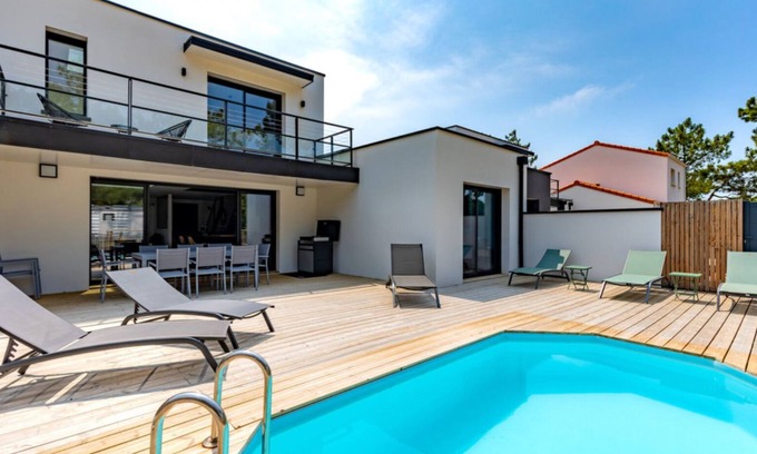 Saint-Jean-de-Monts Villa | Maison Climatisée Avec Piscine Chauffée à 600 de la Plage