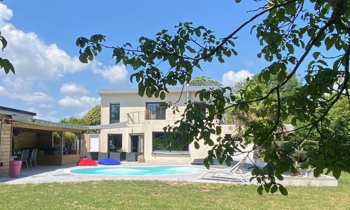 Pleuven Casa | Maison Contemporaine, à dix Minutes des Plages, Quatre Chambres, Piscine, spa