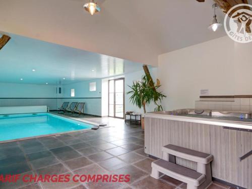 Saint-Just-la-Pendue Casa | Maison de campagne avec Jacuzzi, Sauna, Wi-Fi et Jardin privatif - FR-1-496-52
