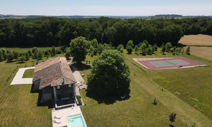 Magnac-Lavalette-Villars Casa | Maison de campagne avec piscine, tennis privé et WIFI - FR-1-653-10
