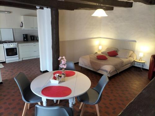 Migne Casa | Maison de plain-pied au bord d'un étang en Berry, avec services inclus et garage pour vélos/motos - FR-1-591-353