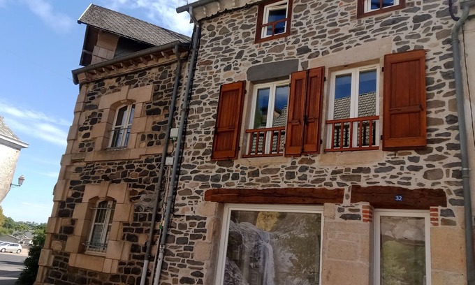 Pleaux Apartamento | Maison de Village. Avec Commerces à Proximité. Départ de Sentiers, Vtt, lac 10 k