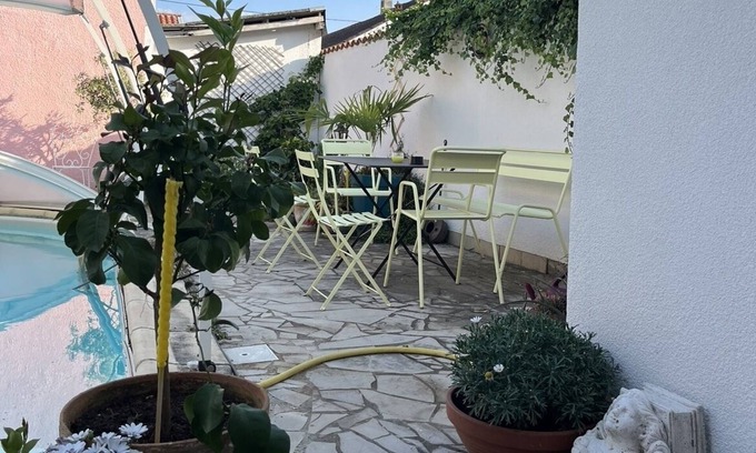Begles Casa | Maison de Ville. Patio et Piscine aux Beaux Jours. 4 Chambres, 2 Sdb. Au Calme