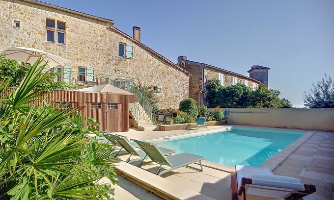 Maignaut-Tauzia Casa | Maison du Porche 10 people, swimming pool, view of the Gers countryside, sunset