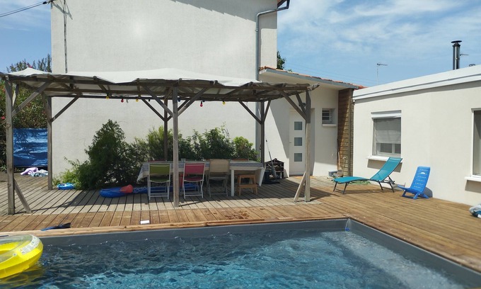 Gradignan Casa | Maison Familiale Avec Piscine et Trampoline