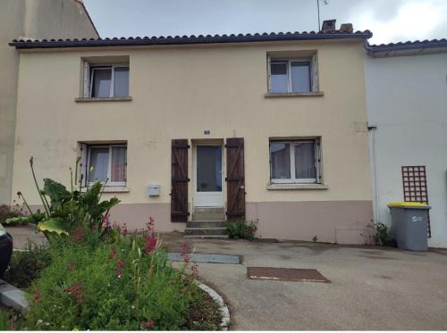 Moutiers-les-Mauxfaits Casa | Maison 3 chambres, bourg de Moutiers