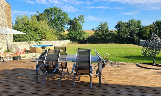 Saint-Pierre-de-Juillers Casa | Maison de Campagne Avec un Grand Jardin, une Belle Terasse et une Petite Piscine