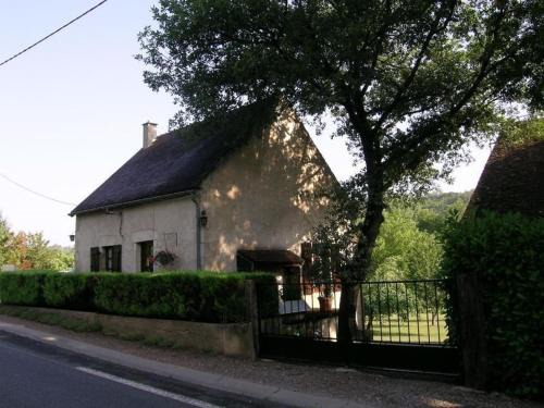 Bransat Casa | Maison Indépendante avec Grand Jardin et Cheminée, Proche Saint Pourçain - Confort et Tranquillité - FR-1-489-38