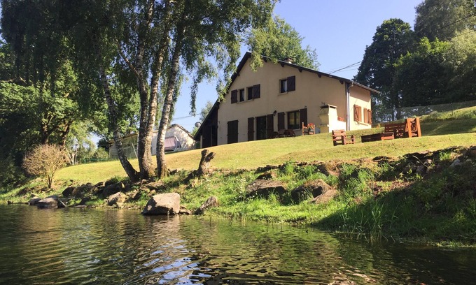 Arvieu Casa | Maison Lac de Pareloup, "LOS PIES EN EL AGUA"