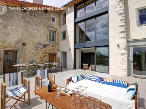Saint-Symphorien-de-Lay Casa | Maison mitoyenne spacieuse avec jardin, terrasse et internet - FR-1-496-312