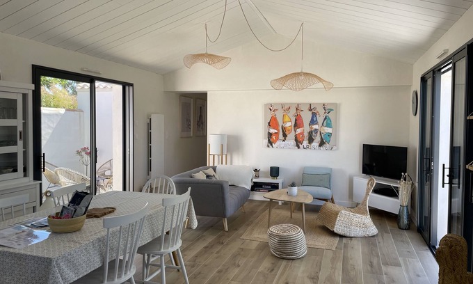 Noirmoutier-en-l'Ile Casa | Maison noirmoutrine sleeps 8, near beach and town center, garden and patio