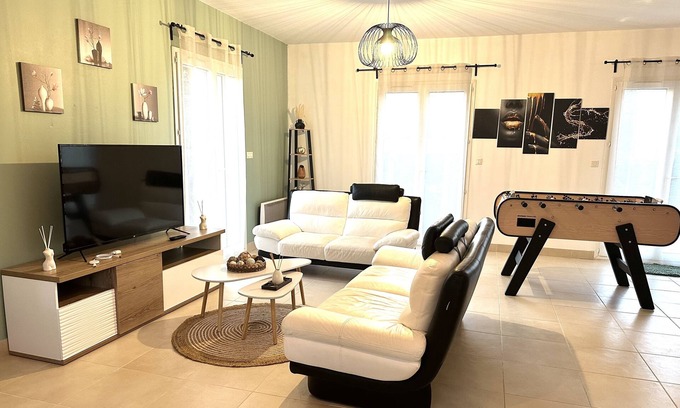 Lacroix-Falgarde Casa | Maison Romantique ou Familiale Avec Jacuzzi, Sauna, Salle de Cinéma, Babyfoot