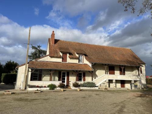 Saint-Pourcain-sur-Sioule Casa | Maison spacieuse avec jardin clos, piscine privative et sauna, proche centre de Saint-Pourçain - FR-1-489-60