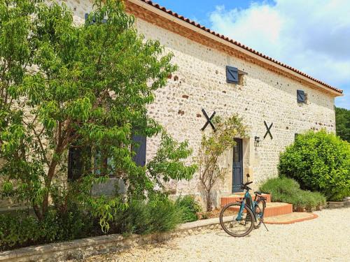 Montmoreau-Saint-Cybard Casa | Maison spacieuse en pleine nature avec piscine, équipements de loisirs et randonnées à proximité - FR-1-653-105